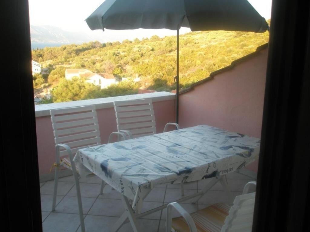 Apartments Damir - 80 M From Beach Postira Buitenkant foto