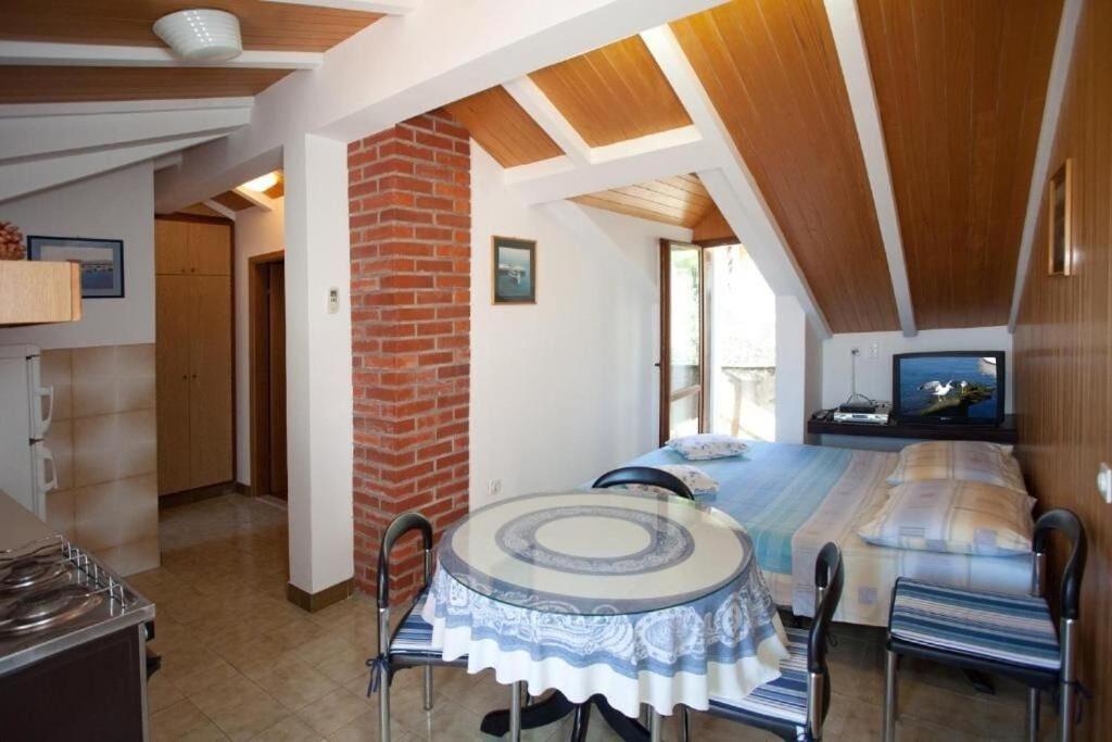 Apartments Damir - 80 M From Beach Postira Buitenkant foto
