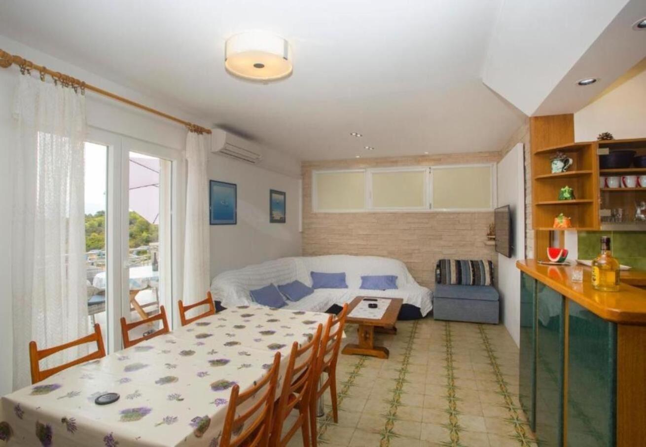 Apartments Damir - 80 M From Beach Postira Buitenkant foto