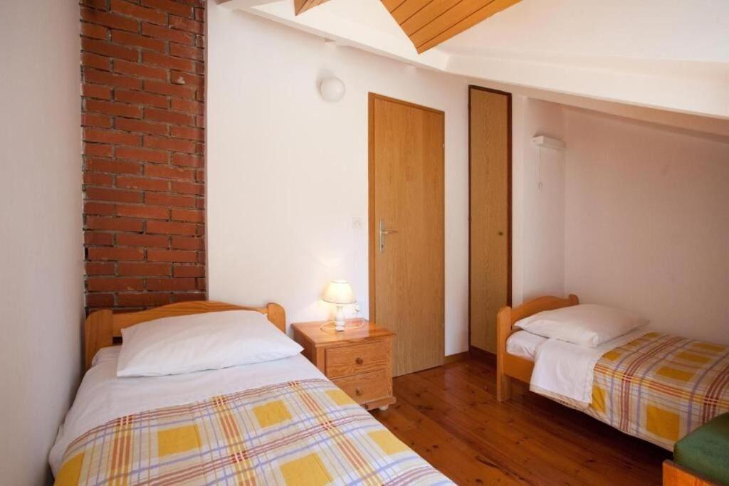 Apartments Damir - 80 M From Beach Postira Buitenkant foto