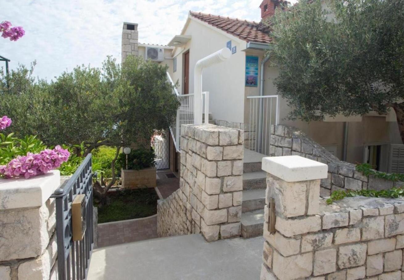 Apartments Damir - 80 M From Beach Postira Buitenkant foto