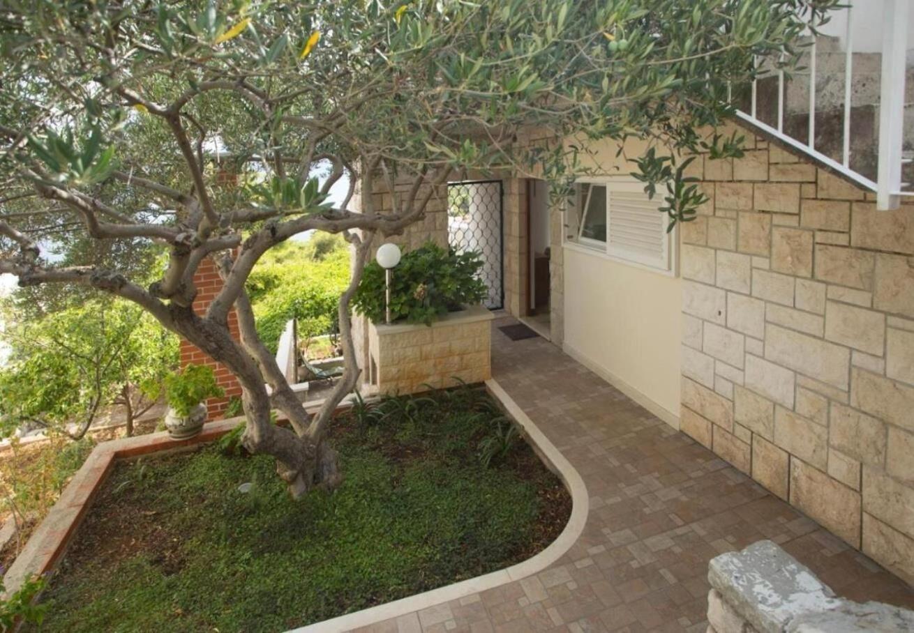 Apartments Damir - 80 M From Beach Postira Buitenkant foto